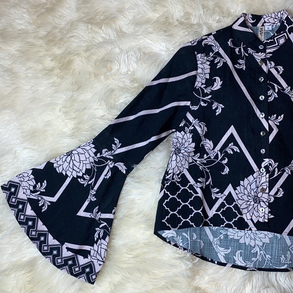 •lenni the label• white dahlia {bell sleeved} cropped blouse - Picture 5 of 9